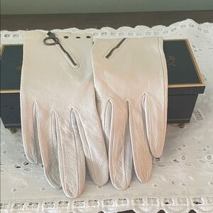 Leather Dress Gloves in Cream with Zipper Detail
